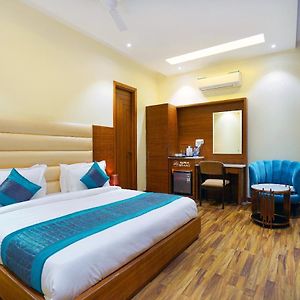 Hotel Aura Grand By Levelup Hotels